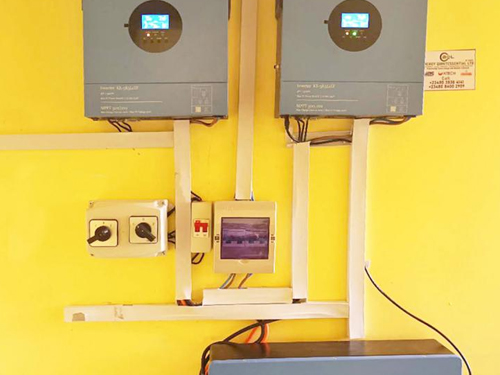 اثنان من محولات خارج الشبكة 5KW + بطاريات ليثيوم 10 كيلو وات في الساعة تنشئ نظامًا عالي الكفاءة للأسرة خارج الشبكة